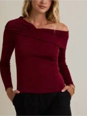 Gilli Off-the-Shoulder Long Sleeve Sweater - Burgundy